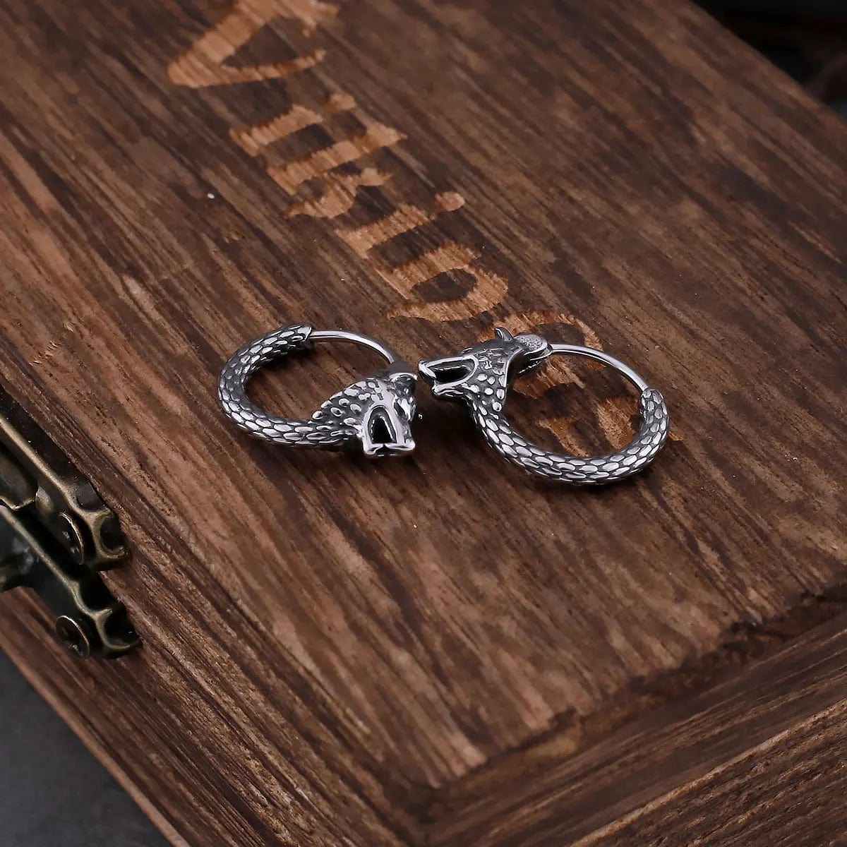 Boucles D'oreilles Pendantes En Résine Le Grand Méchant Loup - Rouge, Clous Acier, Marque Didoulaine