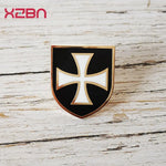 Pin's templier bouclier croix noire émaillé - Vignette | Médiéfan
