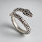 Bague Serpent Enlacé à Écailles Pointues sur fond clair