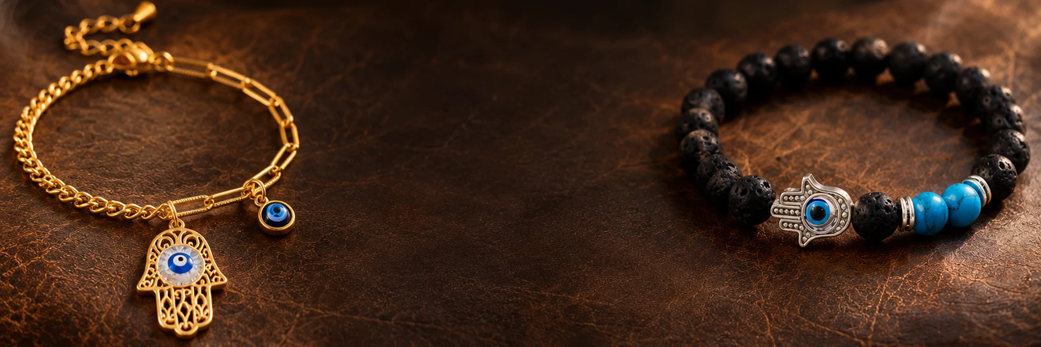 Bracelets main de Fatima doré et en pierre de lave posés sur un cuir brun