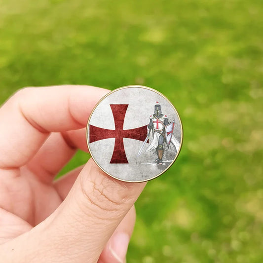 Broche templière croix rouge et chevaliers émaillée