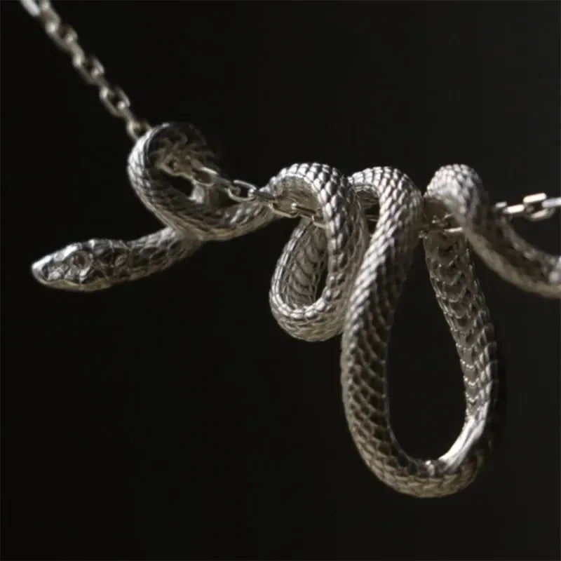 Collier Serpent Enroulé sur la Chaîne Argenté