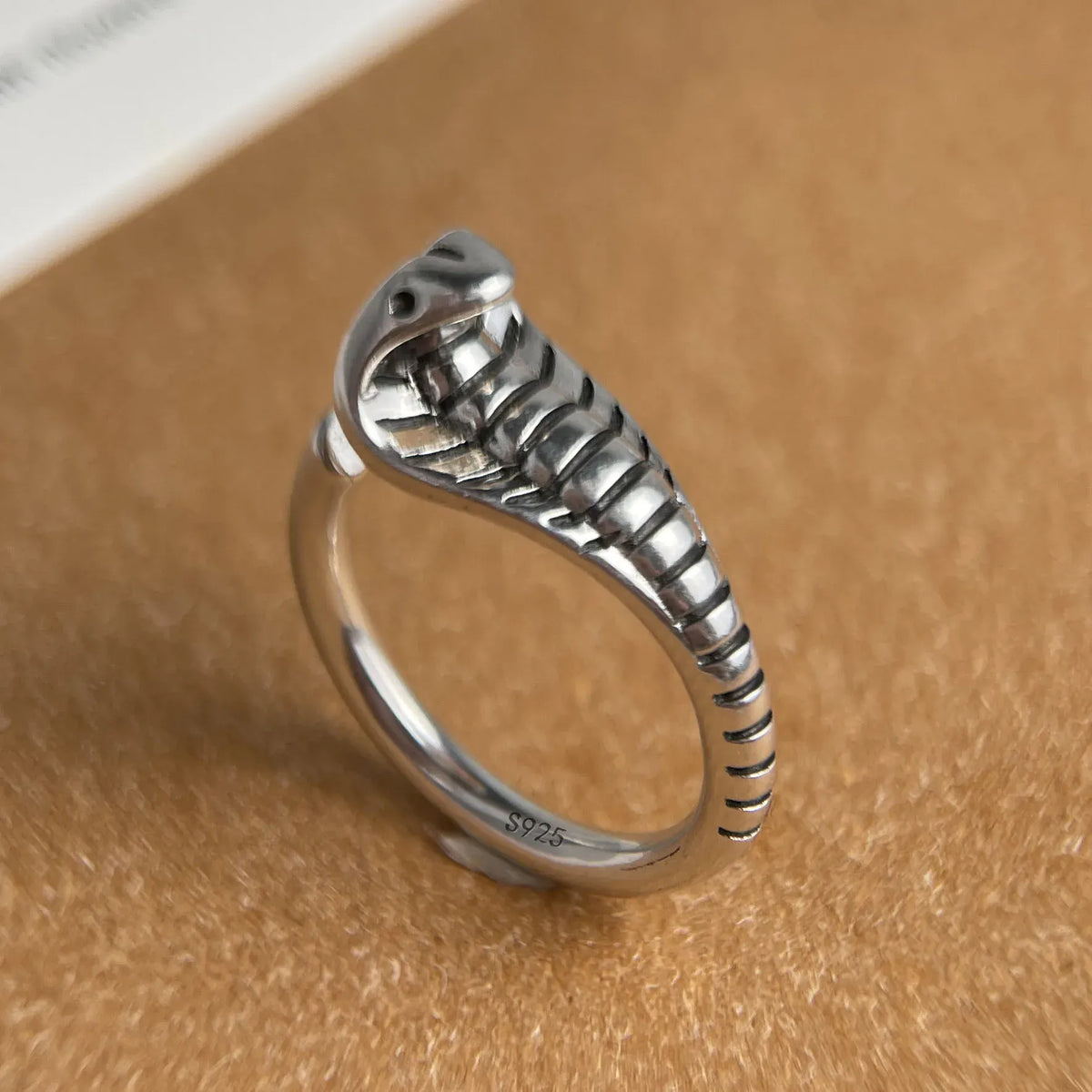 Bague Cobra au Capuchon Déployé Réglable