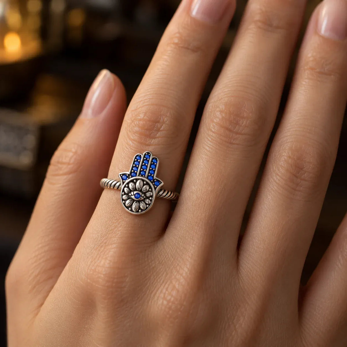 Bague Main de Fatima Pavée Bleue sur Anneau Torsadé