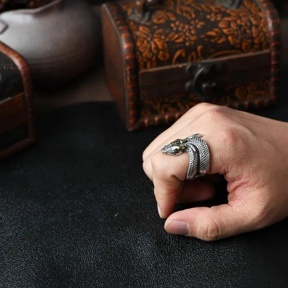 Bague Serpent Dressé aux Rehauts Dorés