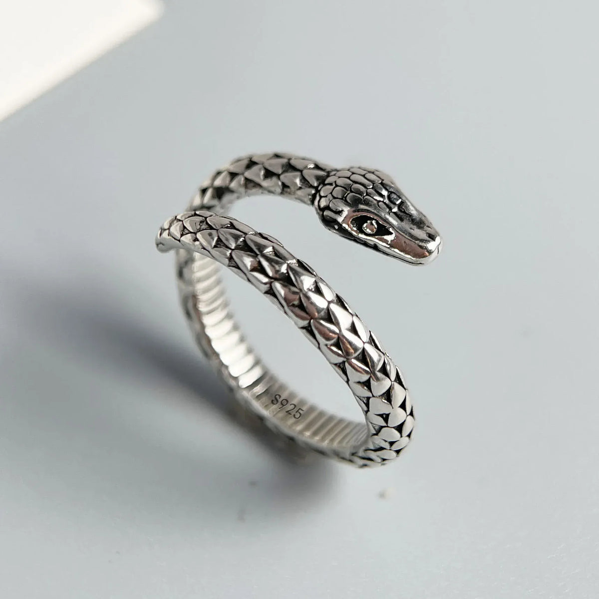 Bague Serpent Enlacé à Écailles Pointues Réglable