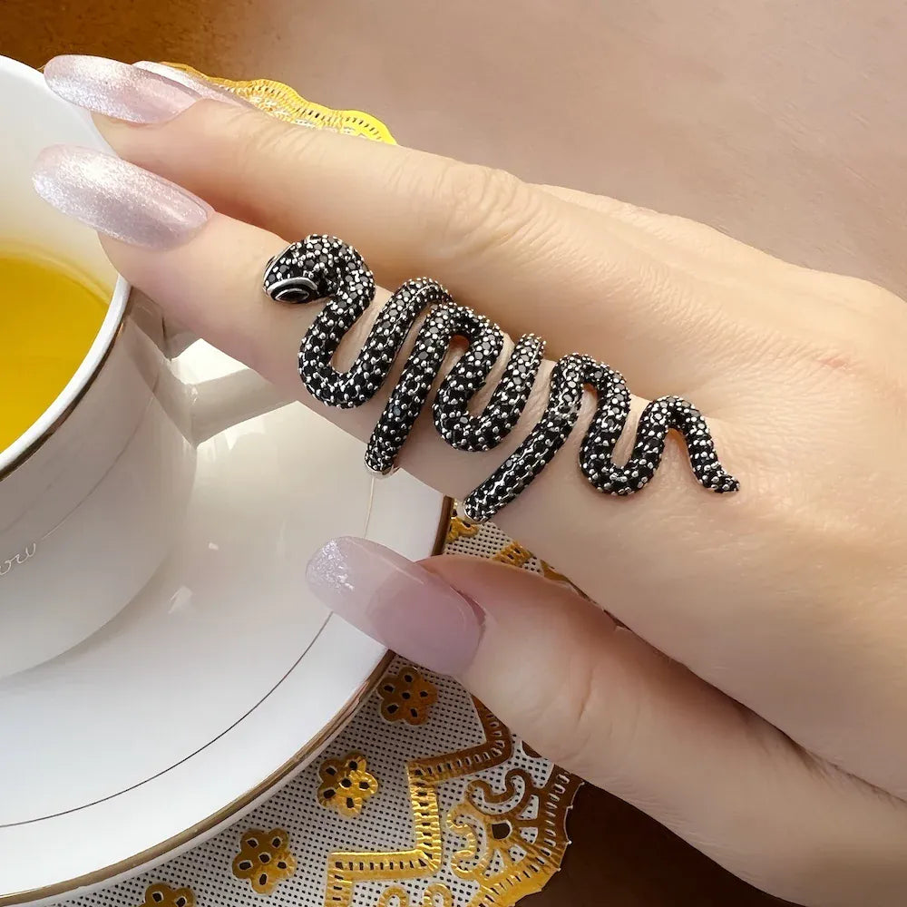 Bague Serpent Ondulant Pavé Noir Réglable