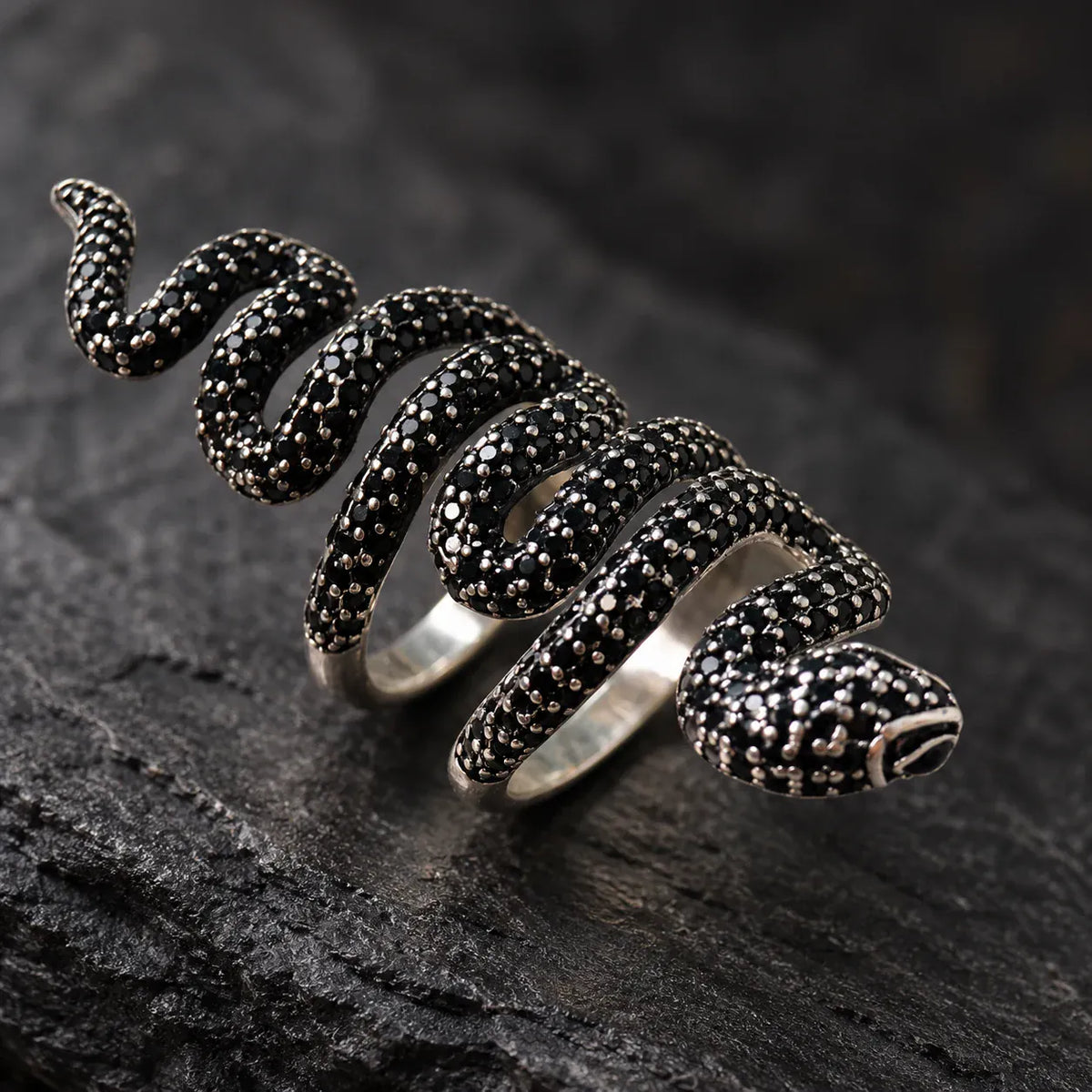 Bague Serpent Ondulant Pavé Noir Réglable