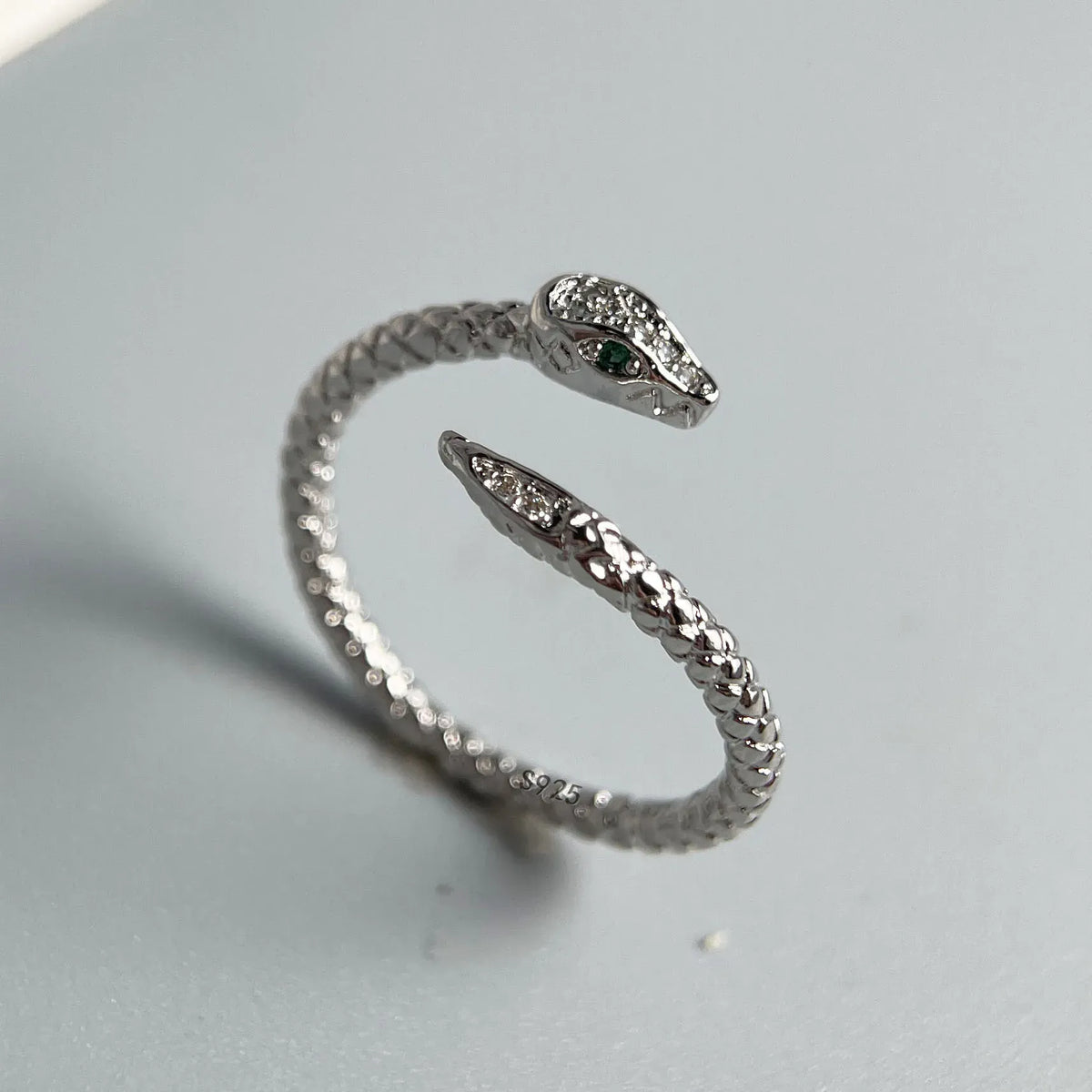Bague Serpent Tête Sertie de Zircons Réglable