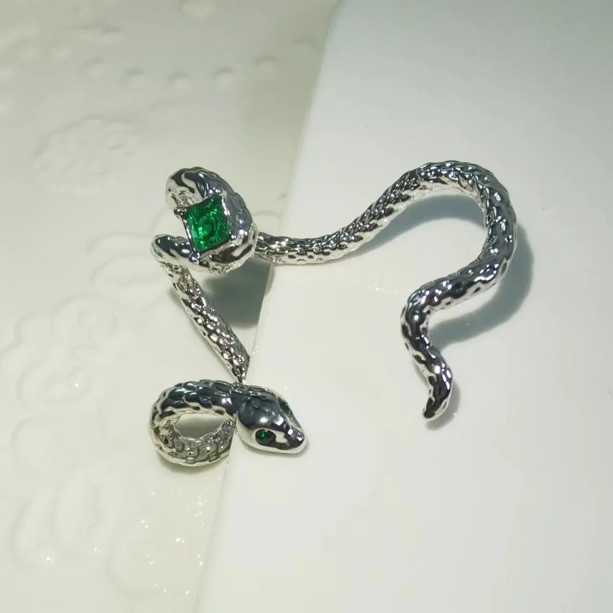 Bijou d’Oreille Serpent à la Pierre Verte