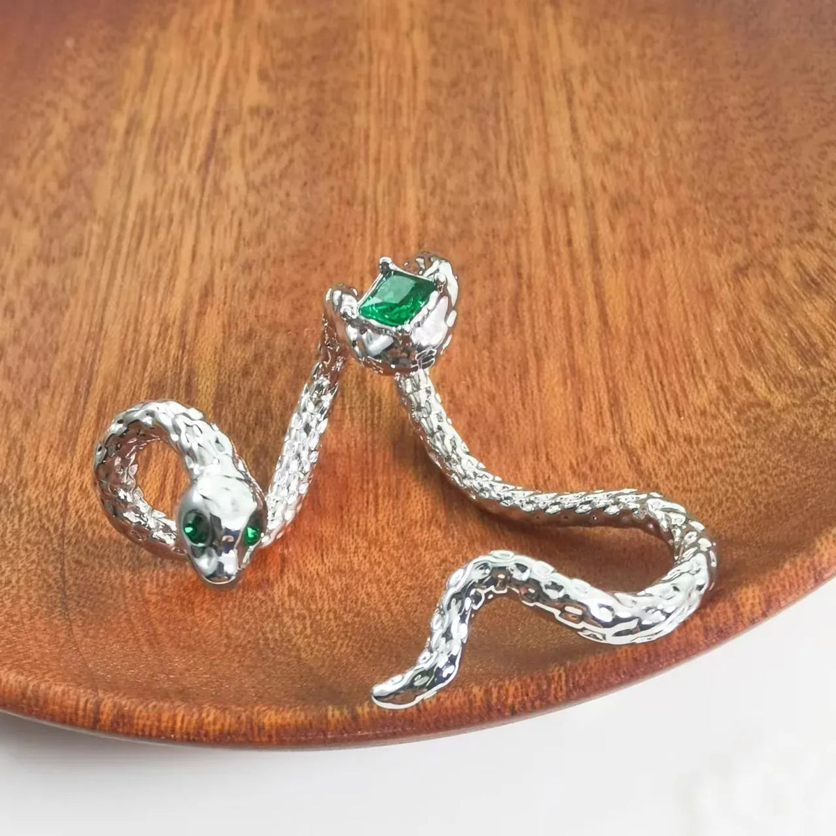 Bijou d’Oreille Serpent à la Pierre Verte