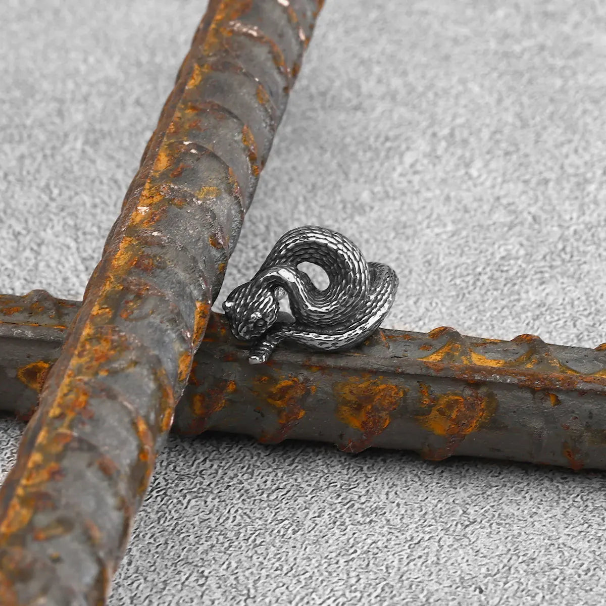 Bijou d'Oreille Serpent Enroulé