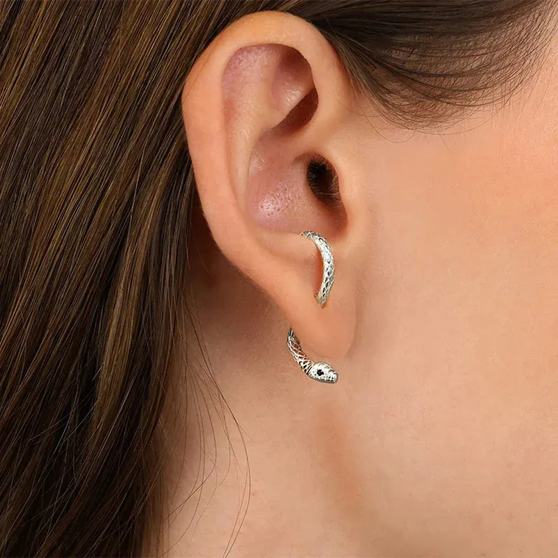 Boucles d’Oreilles Serpent Lové au Lobe Argenté