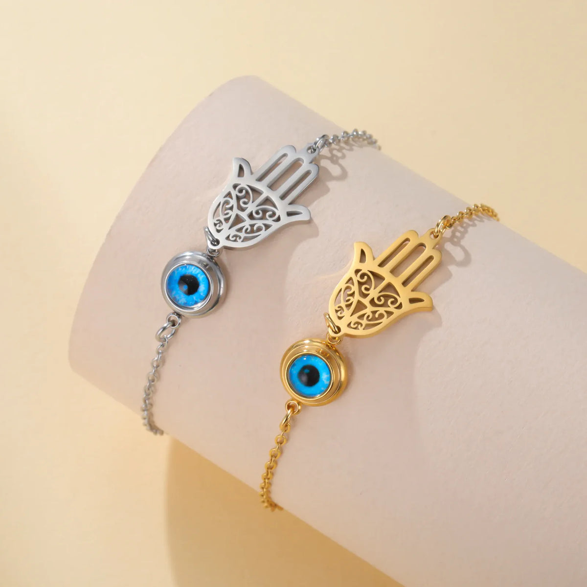Bracelet Main de Fatima Filigranée et Cabochon Bleu