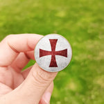 Broche templière croix pattée rouge bordée émaillée - Vignette | Médiéfan