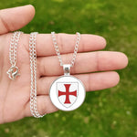 Collier templier pendentif croix pattée rouge médaillon - Vignette | Médiéfan