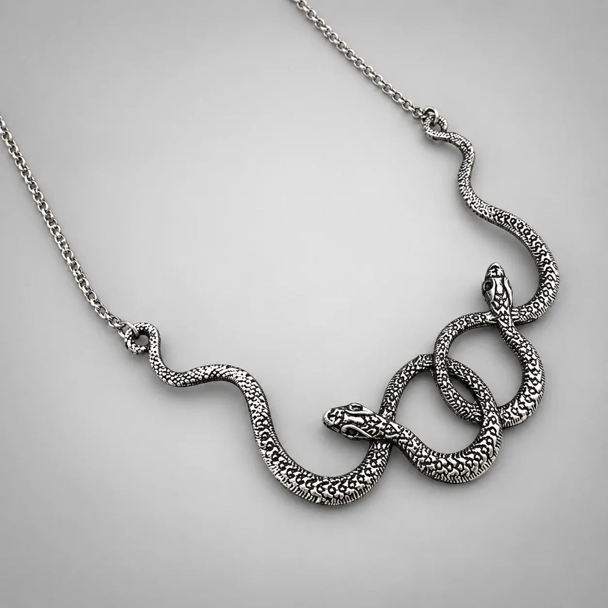 Collier Deux Serpents Enlacés Argenté / 70 cm