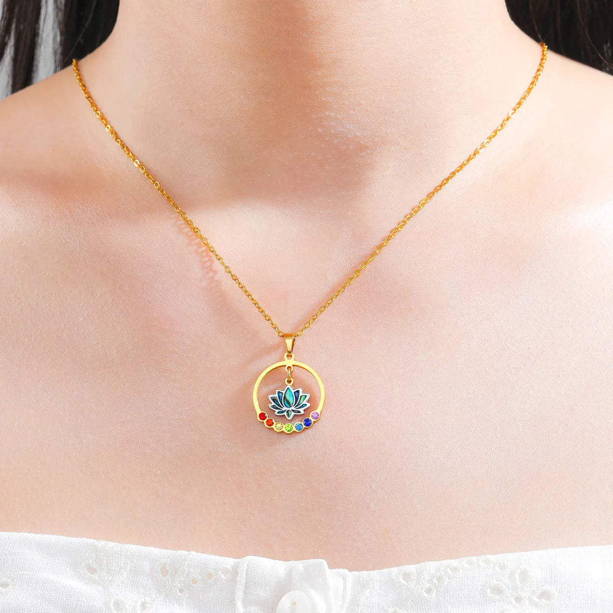 Collier Lotus Irisé dans un Cercle 7 Chakras