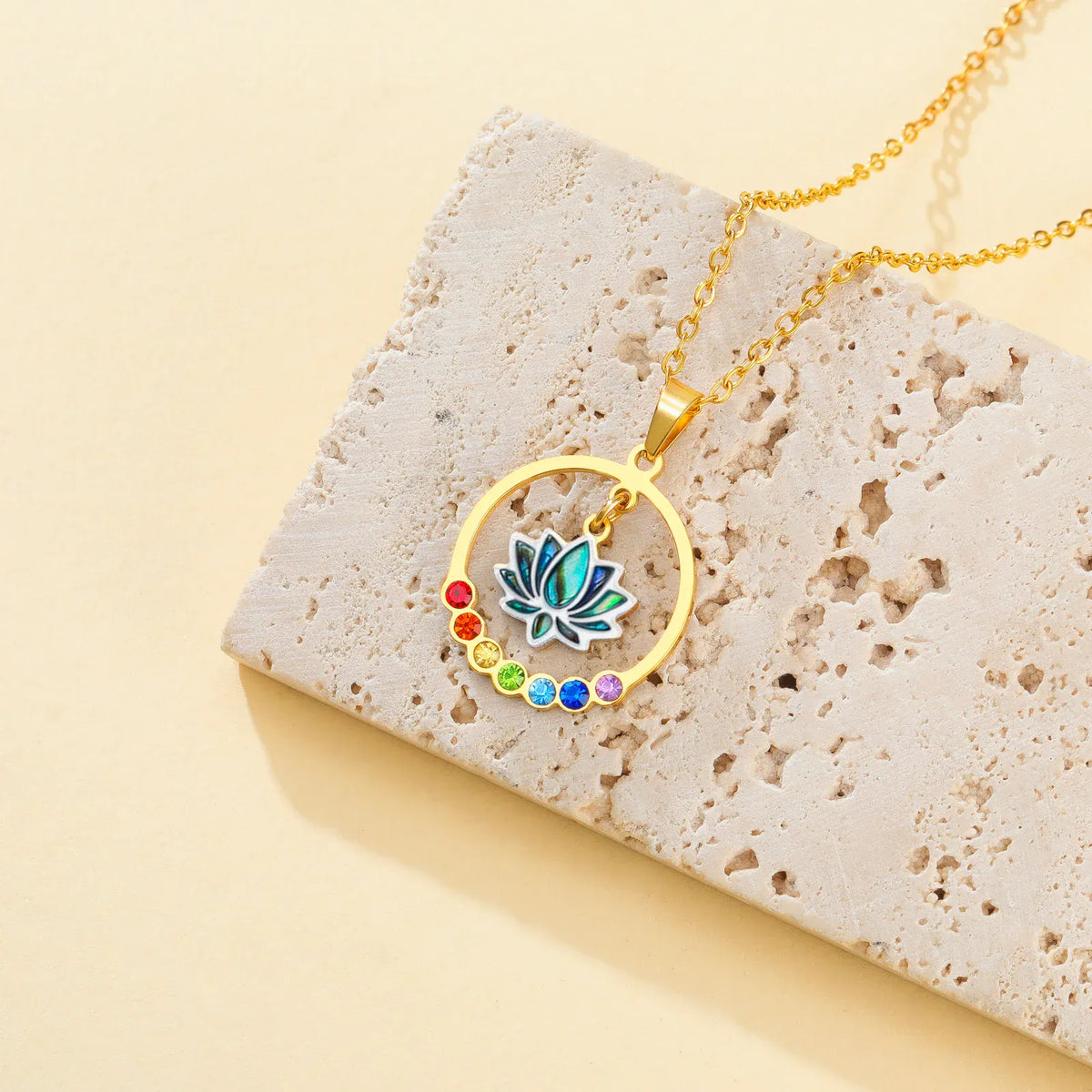 Collier Lotus Irisé dans un Cercle 7 Chakras