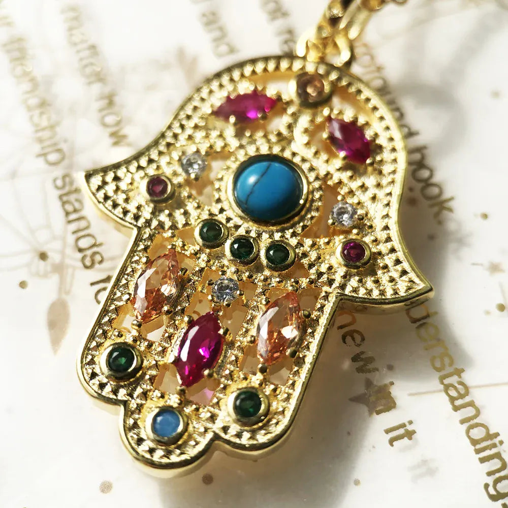 Collier Main de Fatima Dorée Sertie de Pierres Multicolores