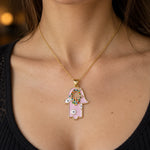 Collier Main de Fatima Émail Rose et Zircons Colorés - Vignette | Médiéfan