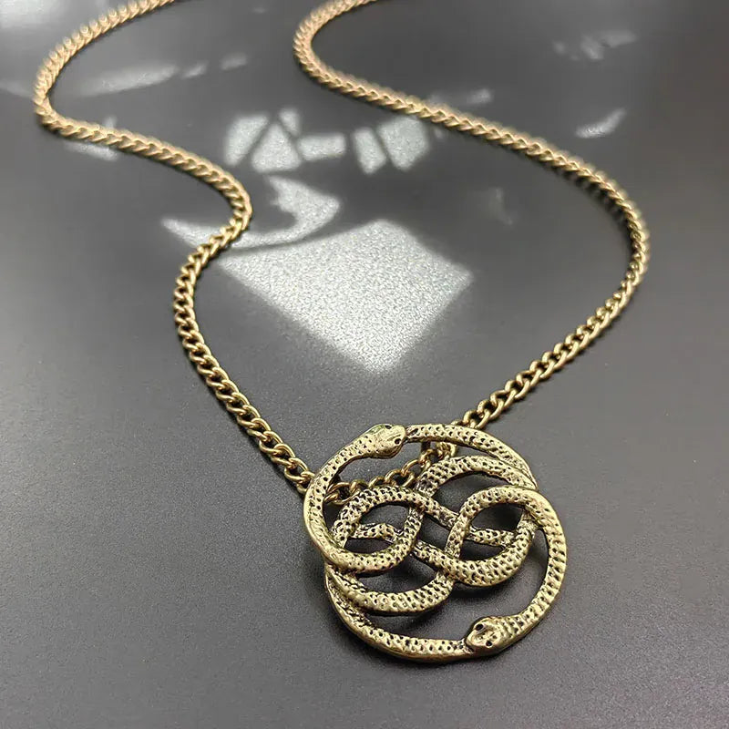 Collier Médaillon aux Serpents Entrelacés