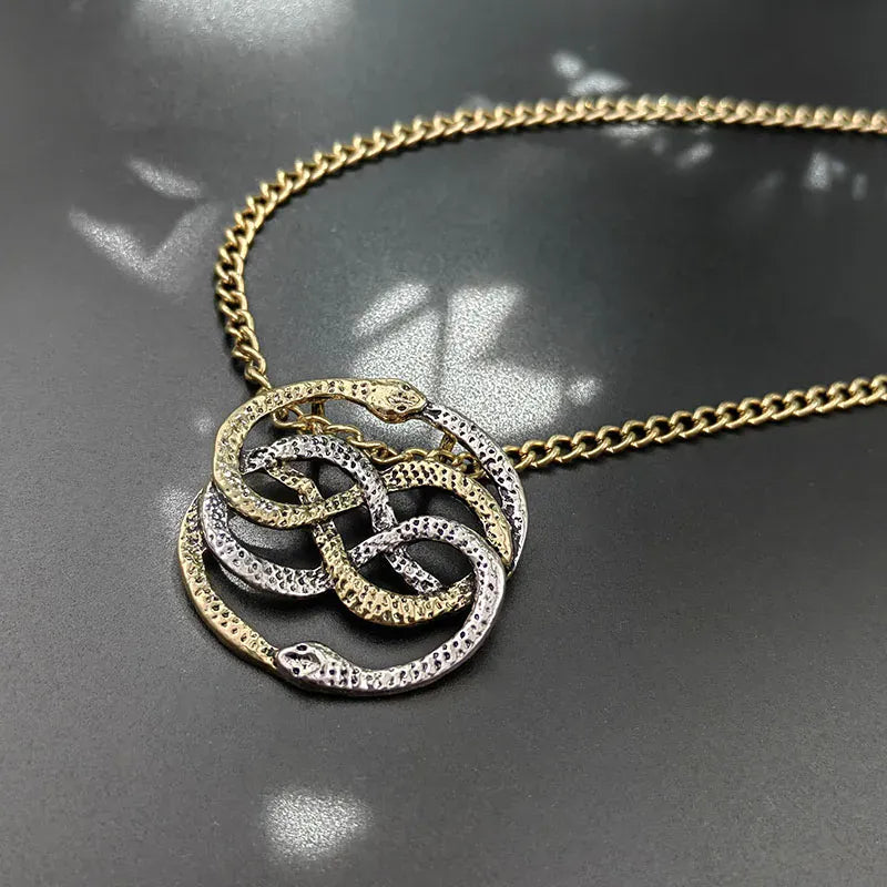 Collier Médaillon aux Serpents Entrelacés