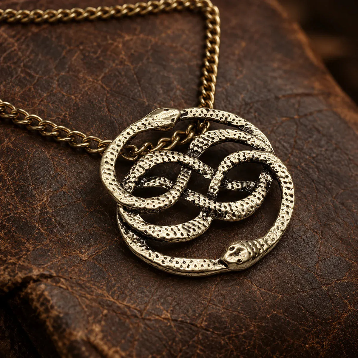 Collier Médaillon aux Serpents Entrelacés