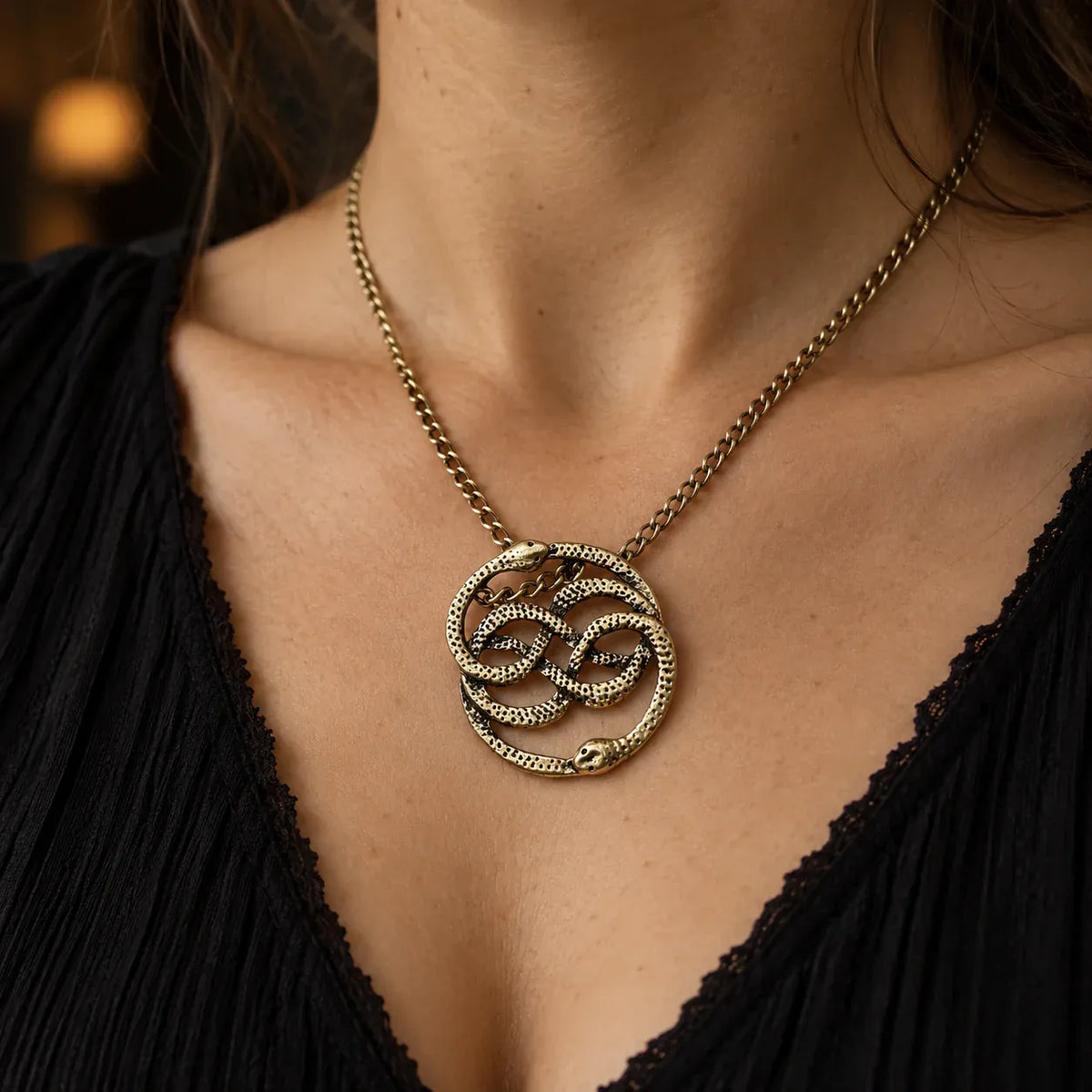 Collier Médaillon aux Serpents Entrelacés