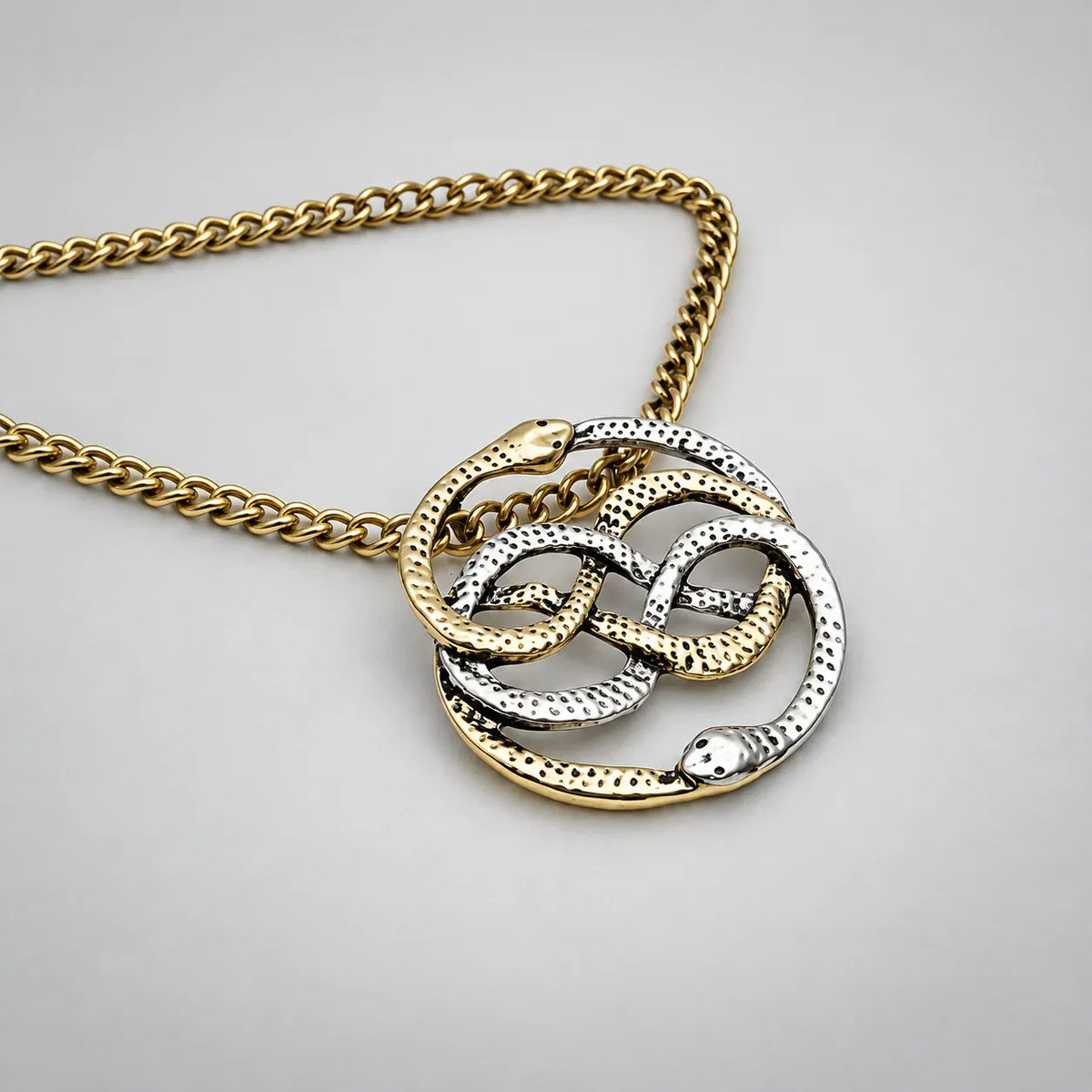 Collier Médaillon aux Serpents Entrelacés Bicolore