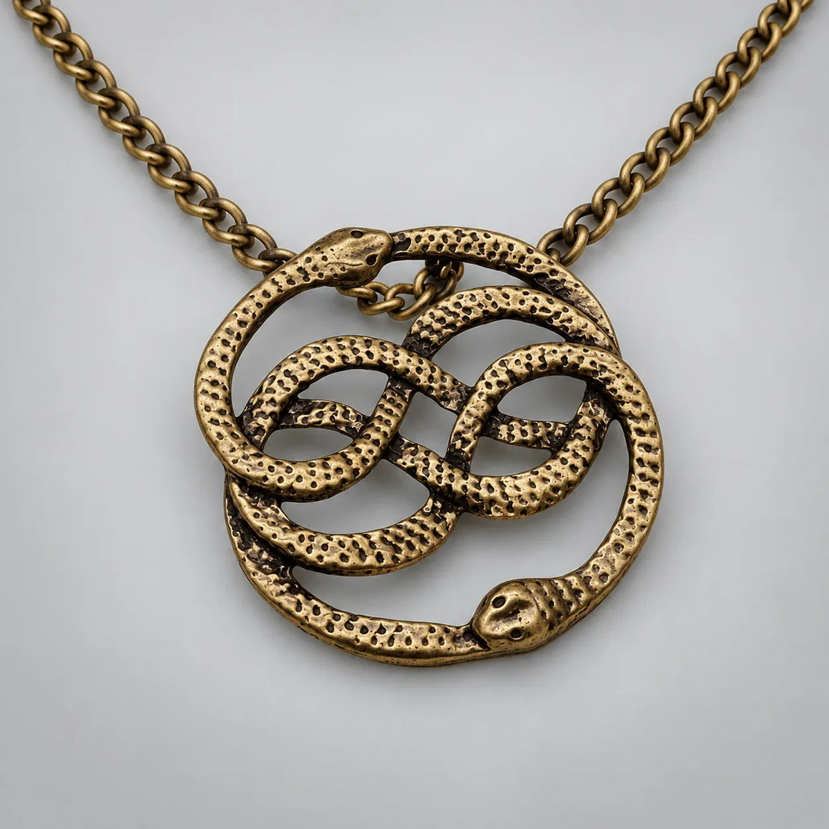 Collier Médaillon aux Serpents Entrelacés Bronze vieilli