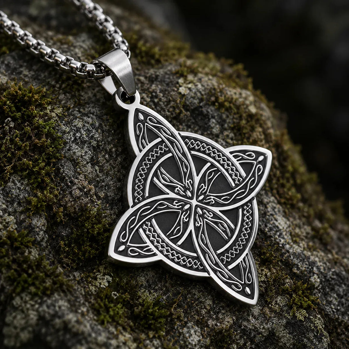 Collier Nœud de Sorcière aux Entrelacs Celtiques