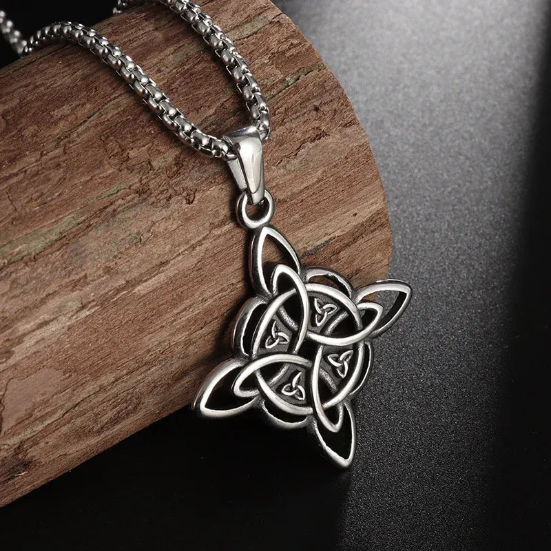 Collier Nœud de Sorcière aux Quatre Triquetras Argent vieilli