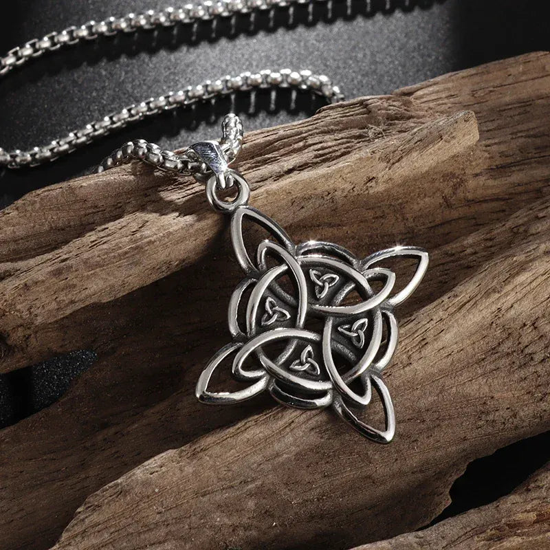 Collier Nœud de Sorcière aux Quatre Triquetras Argent vieilli