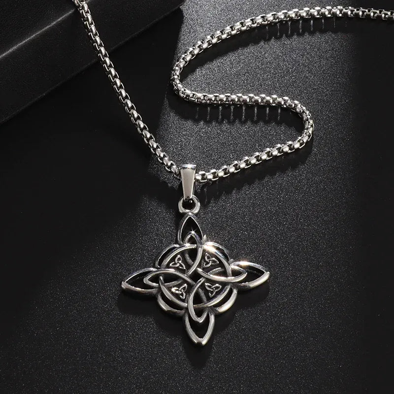 Collier Nœud de Sorcière aux Quatre Triquetras Argent vieilli