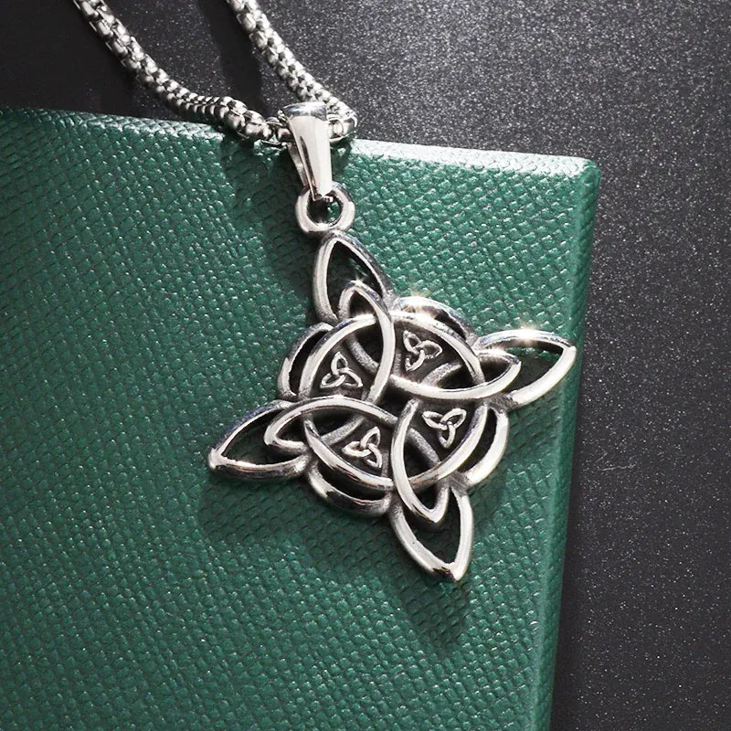 Collier Nœud de Sorcière aux Quatre Triquetras Argent vieilli