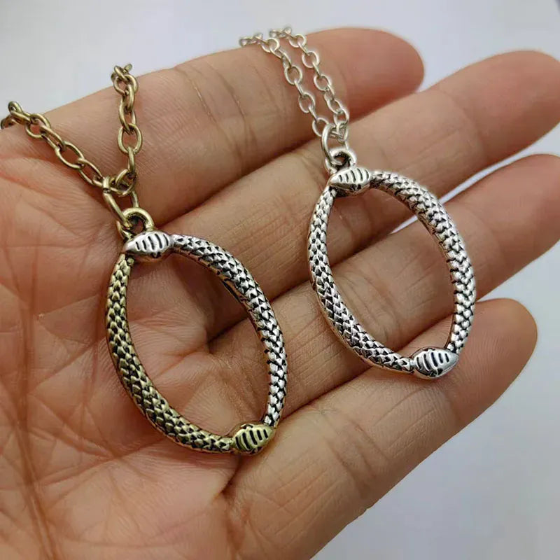 Collier Ovale aux Deux Serpents