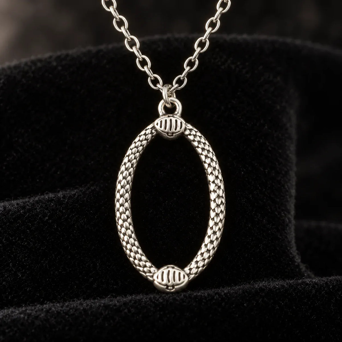 Collier Ovale aux Deux Serpents