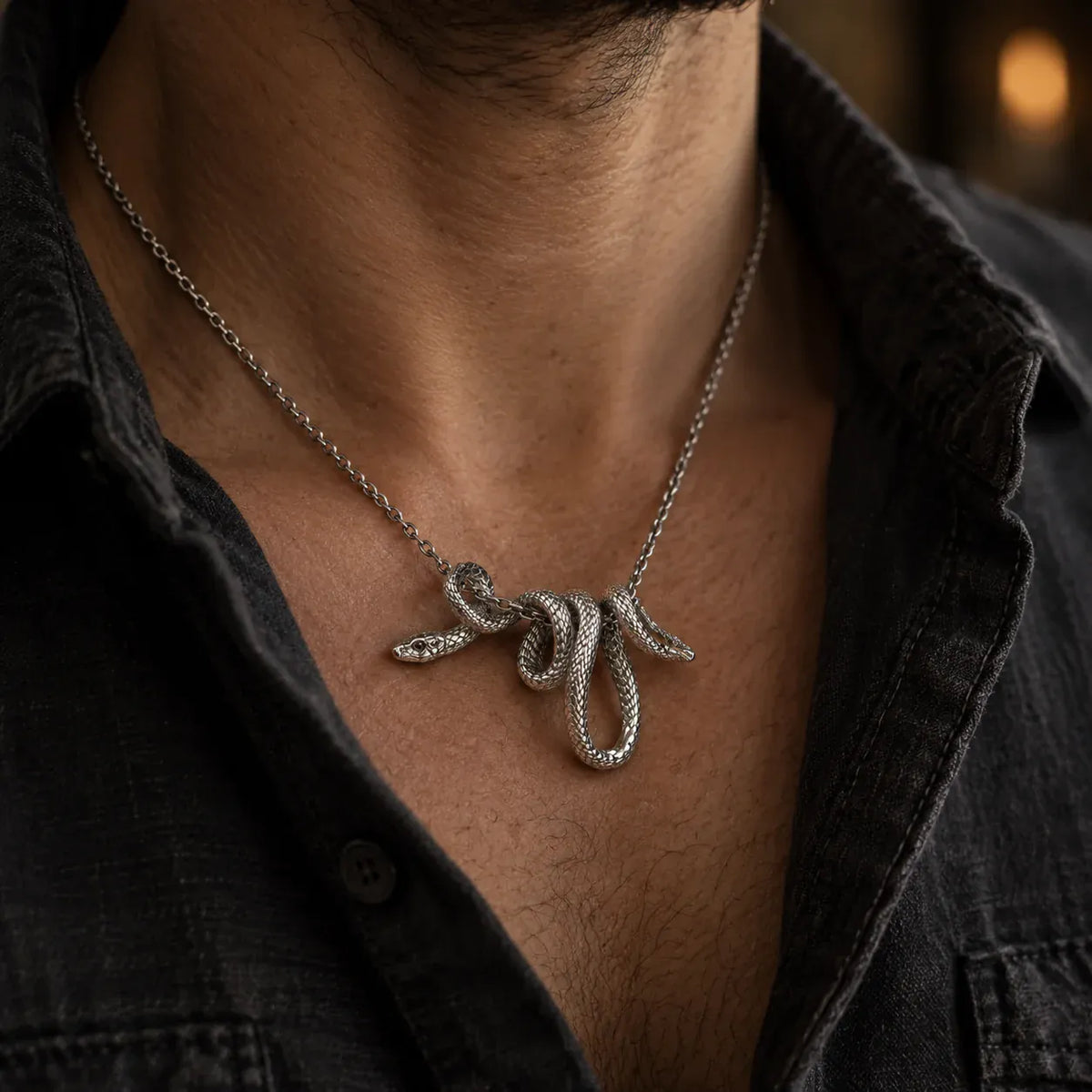 Collier Serpent Enroulé sur la Chaîne