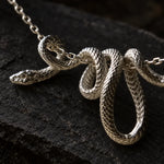 Collier Serpent Enroulé sur la Chaîne - Vignette | Médiéfan