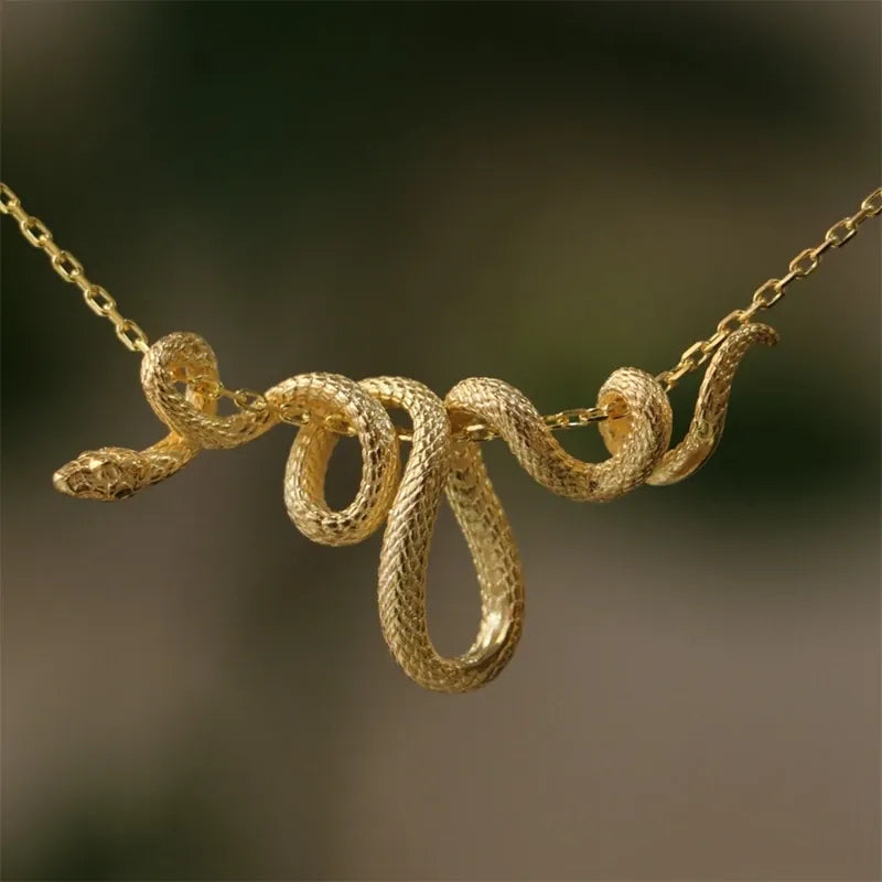 Collier Serpent Enroulé sur la Chaîne Doré