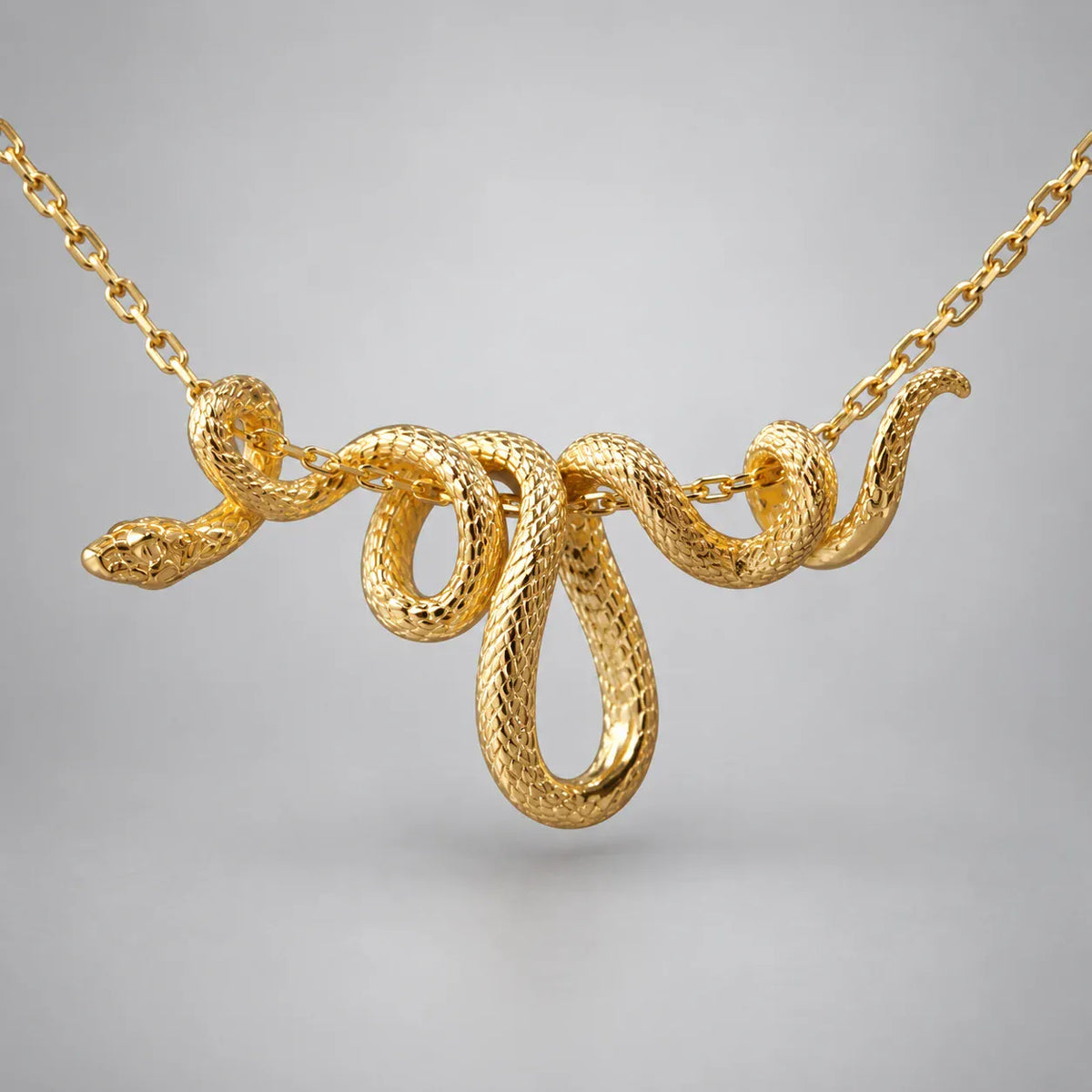 Collier Serpent Enroulé sur la Chaîne Doré