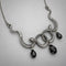 Collier Serpents Enlacés à Gouttes de Cristal Argenté & noir / 70 cm