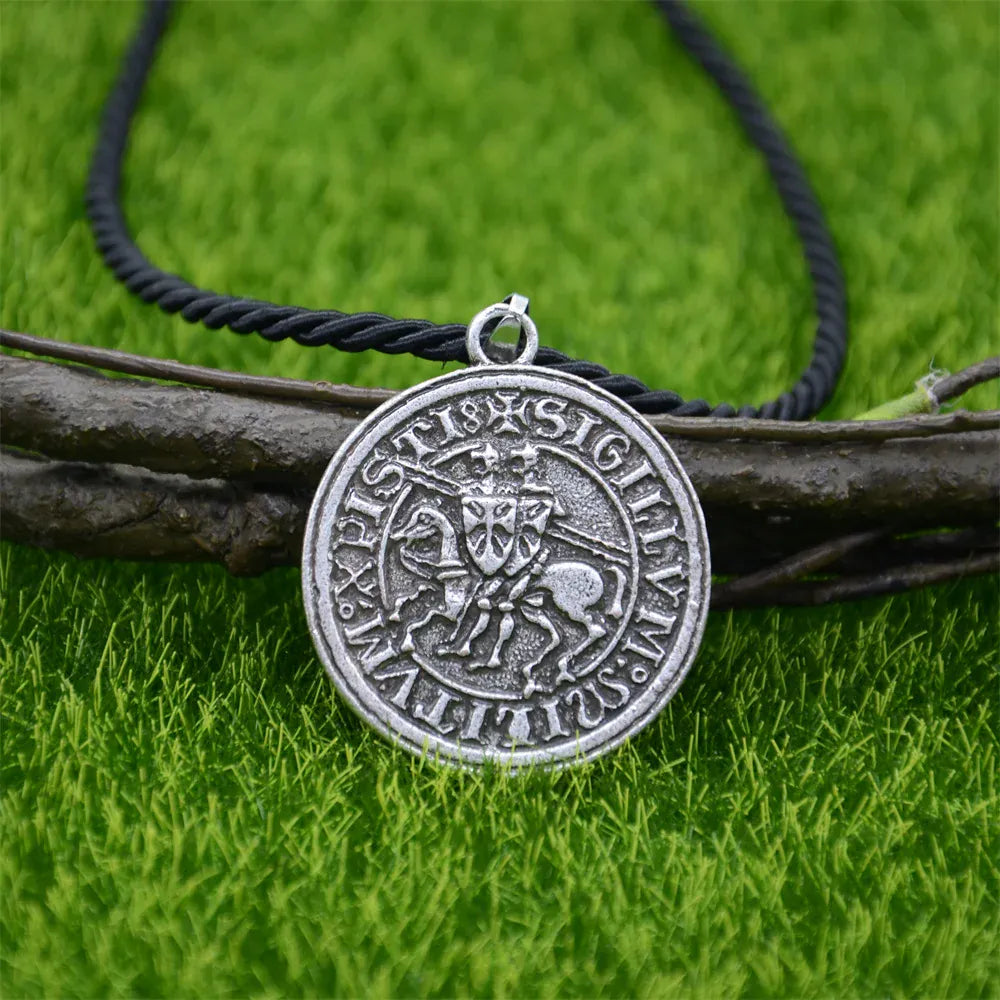Collier templier pendentif sceau des cavaliers « Sigillum Militum » Chaîne en coton argentée