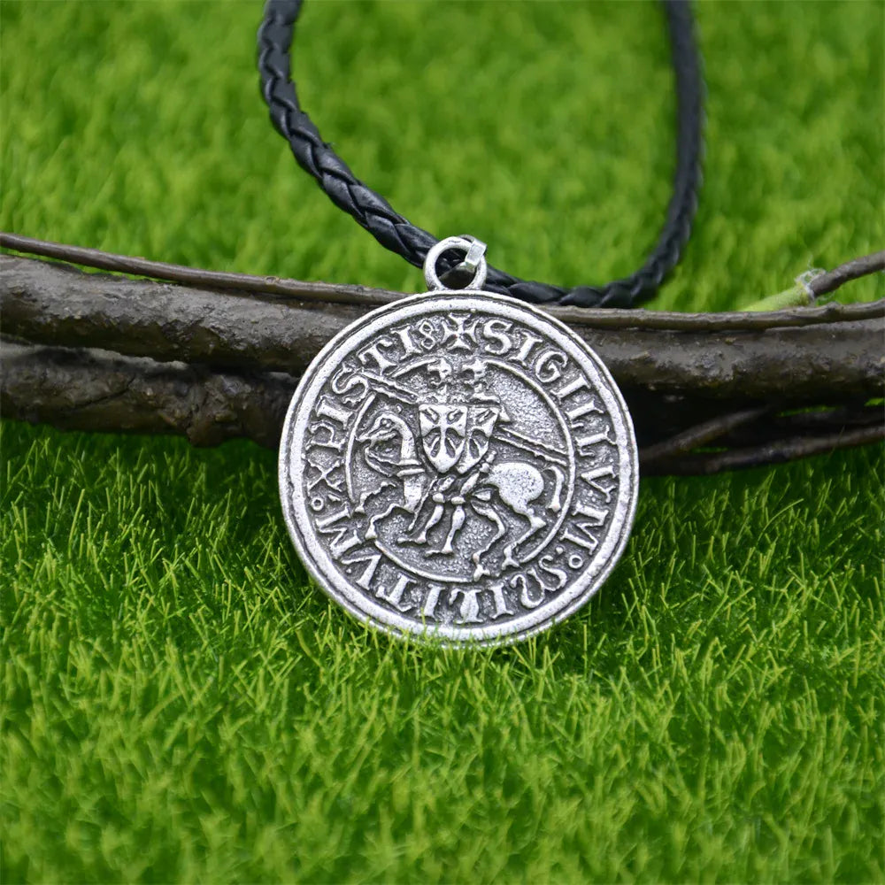 Collier templier pendentif sceau des cavaliers « Sigillum Militum » Chaîne en cuir argentée