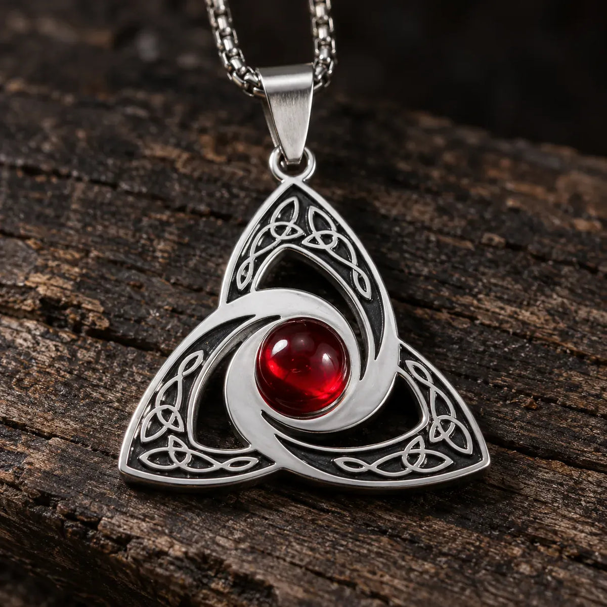 Collier Triquetra à Pierre Rouge