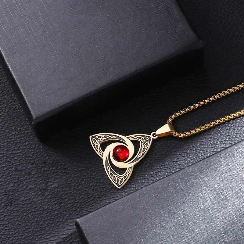Collier Triquetra à Pierre Rouge