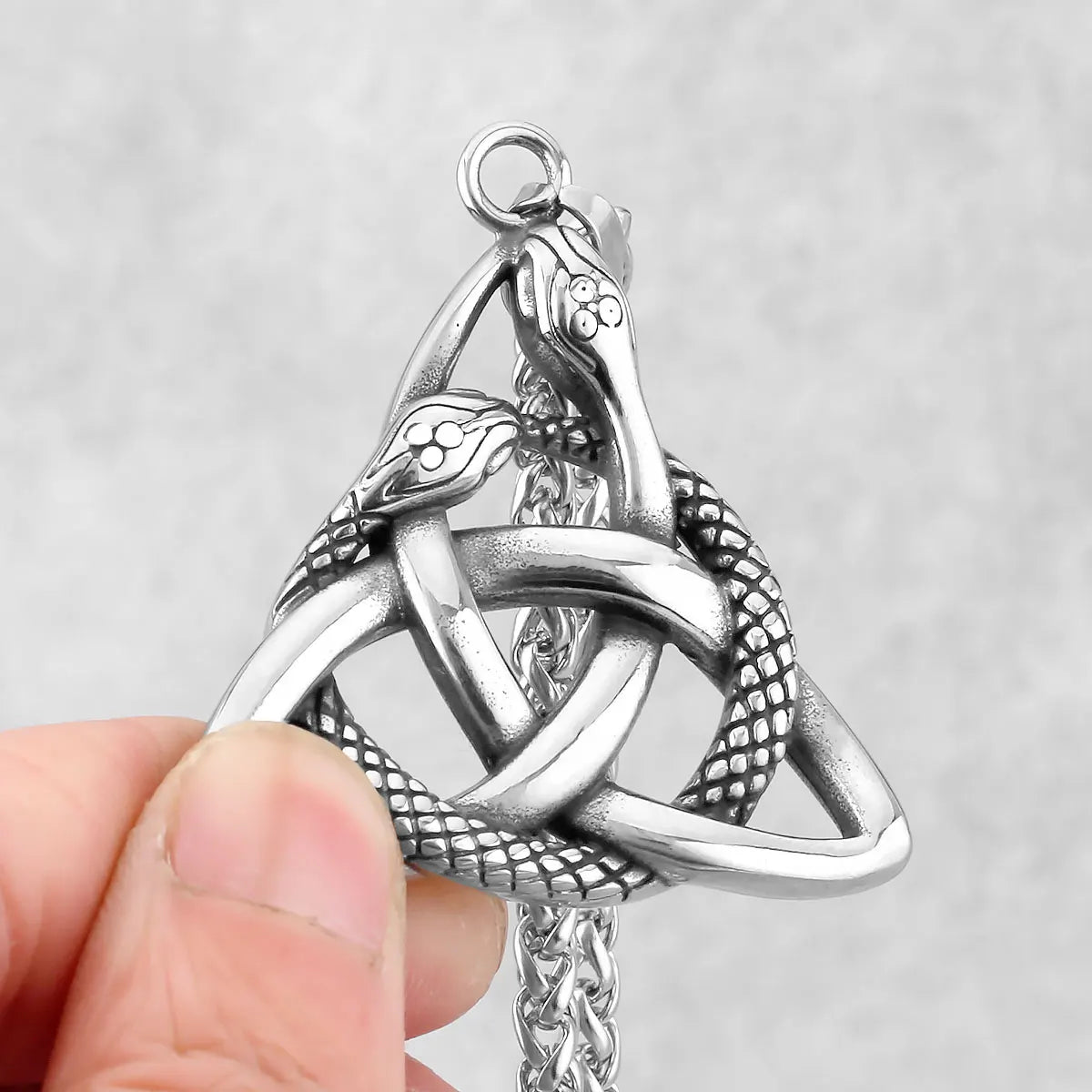 Collier Triquetra aux Deux Serpents