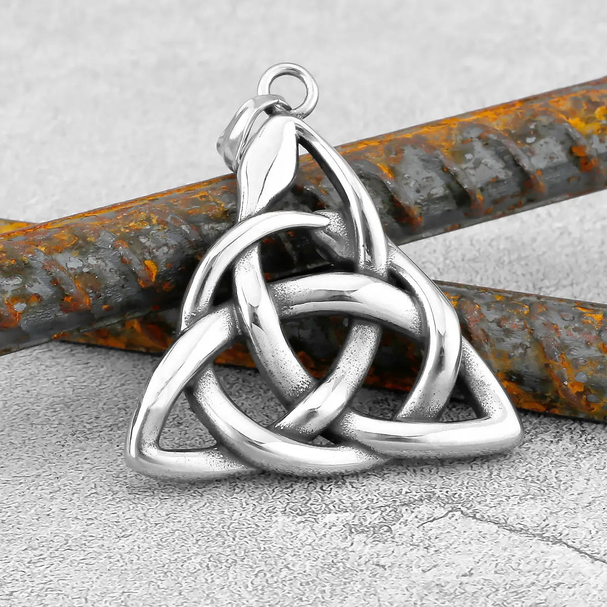 Collier Triquetra aux Deux Serpents