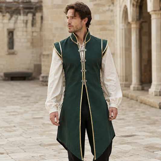 Gilet long de noble vert a galons dores porte dans une cour de chateau